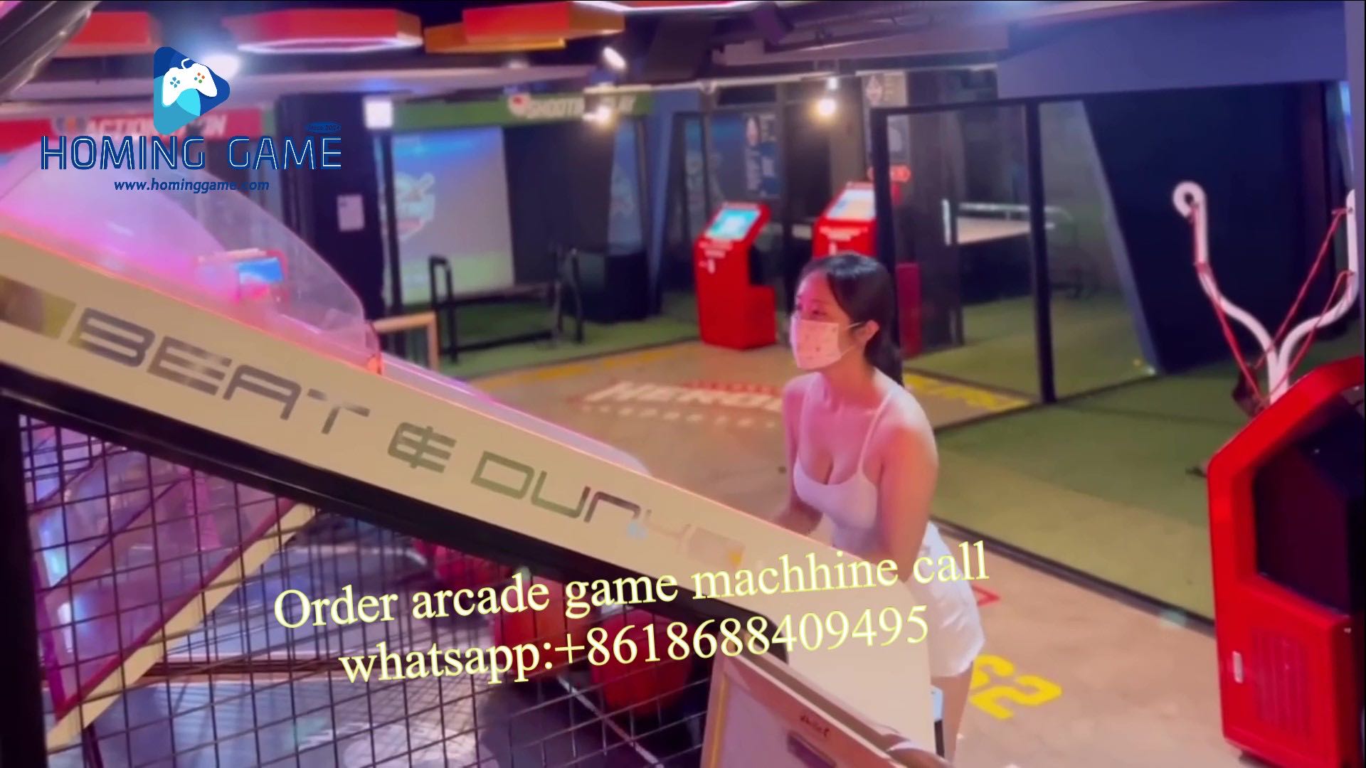Beautiful Girl playing HomingGame Arcade Game Machine